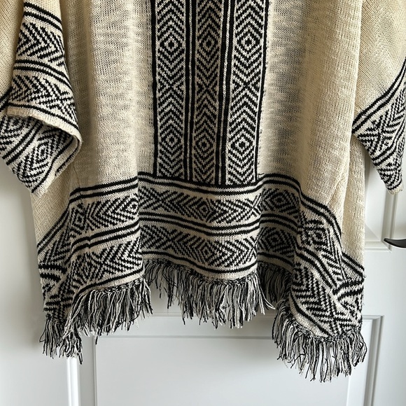 Ellison Woman’s Black Cream Fringe Knit Cardigan Geometric One Size - Picture 9 of 13